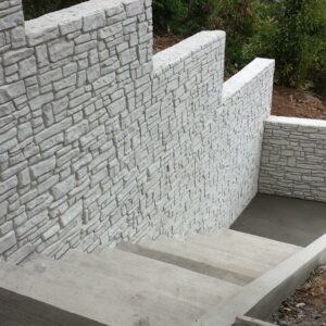 Mur sculpté en béton décoratif effet pierre brute, réalisation artisanale Réunion