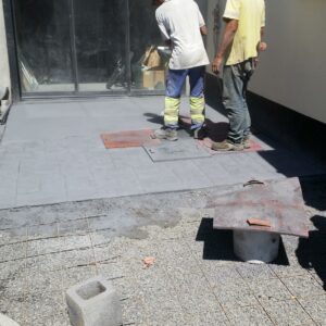 Chantier béton décoratif Atelier Roche & Eau, application acid stain La Réunion