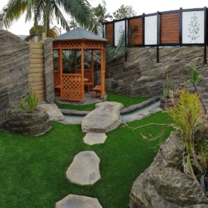 Gazon synthétique Royal Grass installé jardin résidentiel La Réunion, fibres naturelles