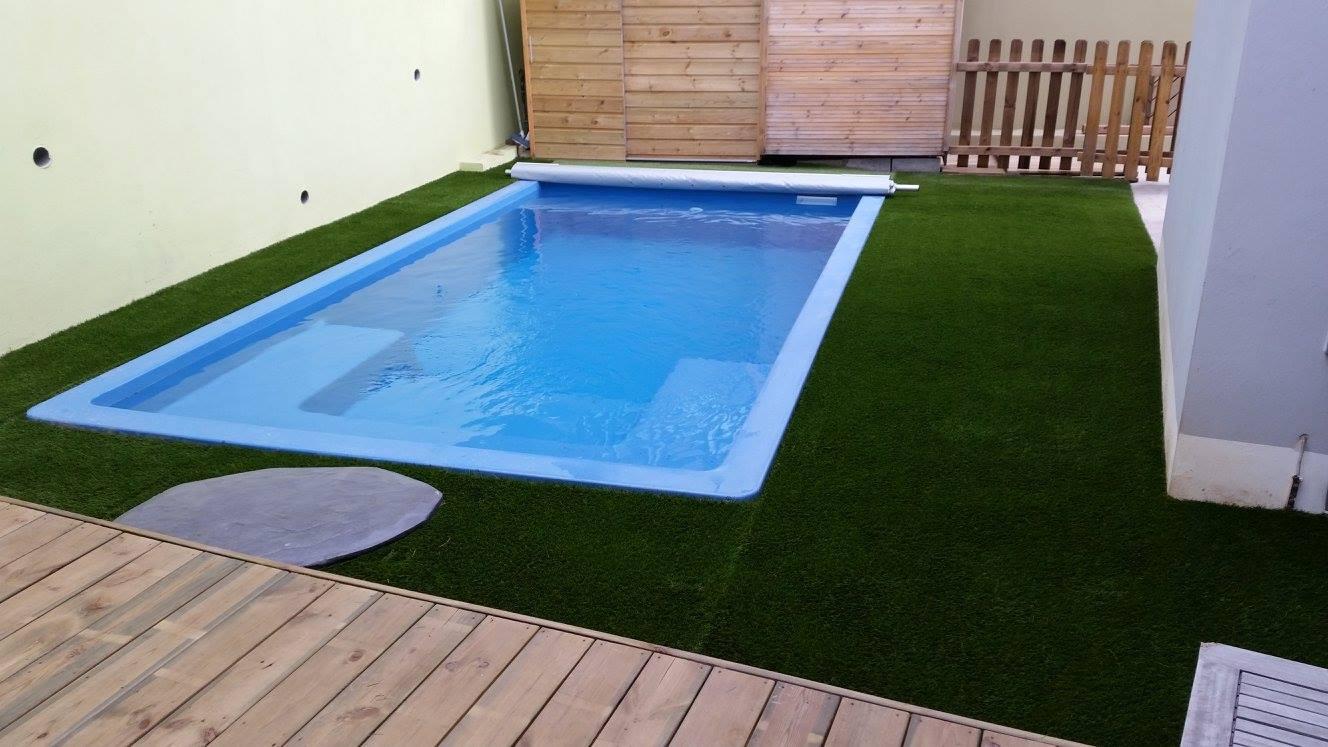 Gazon synthétique premium posé autour d'une piscine à La Réunion