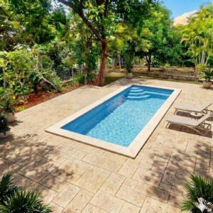 Piscine coque Capucin 5.4x2.2 m design Réunion