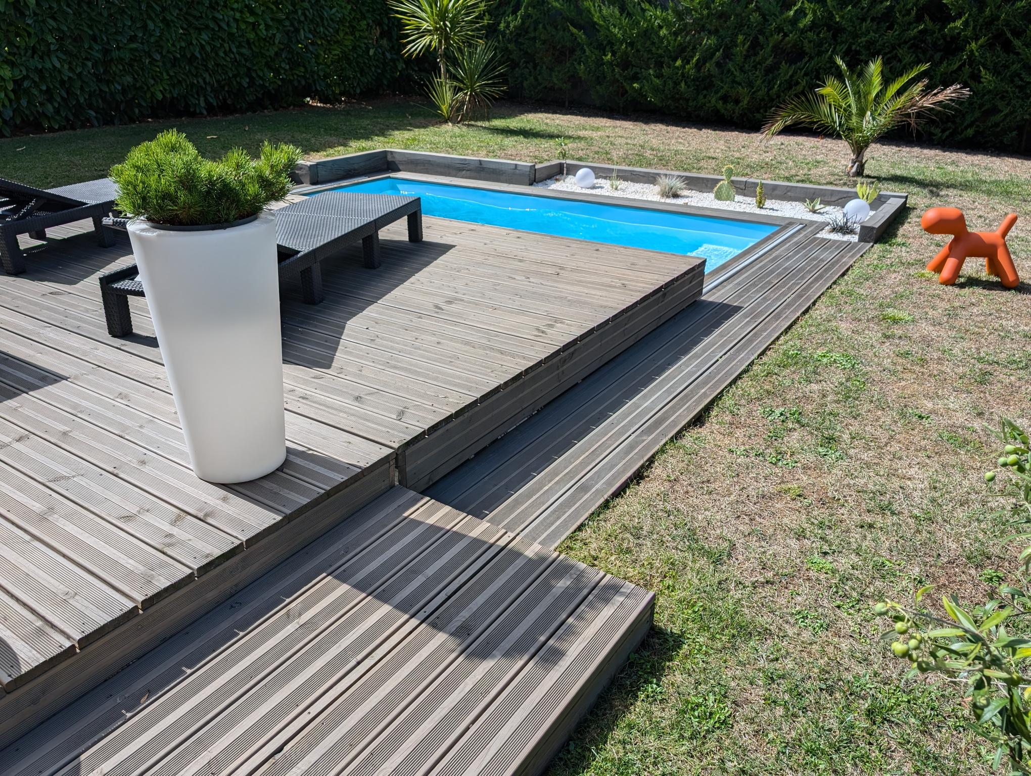 Terrasse mobile sur une petite piscine de jardin