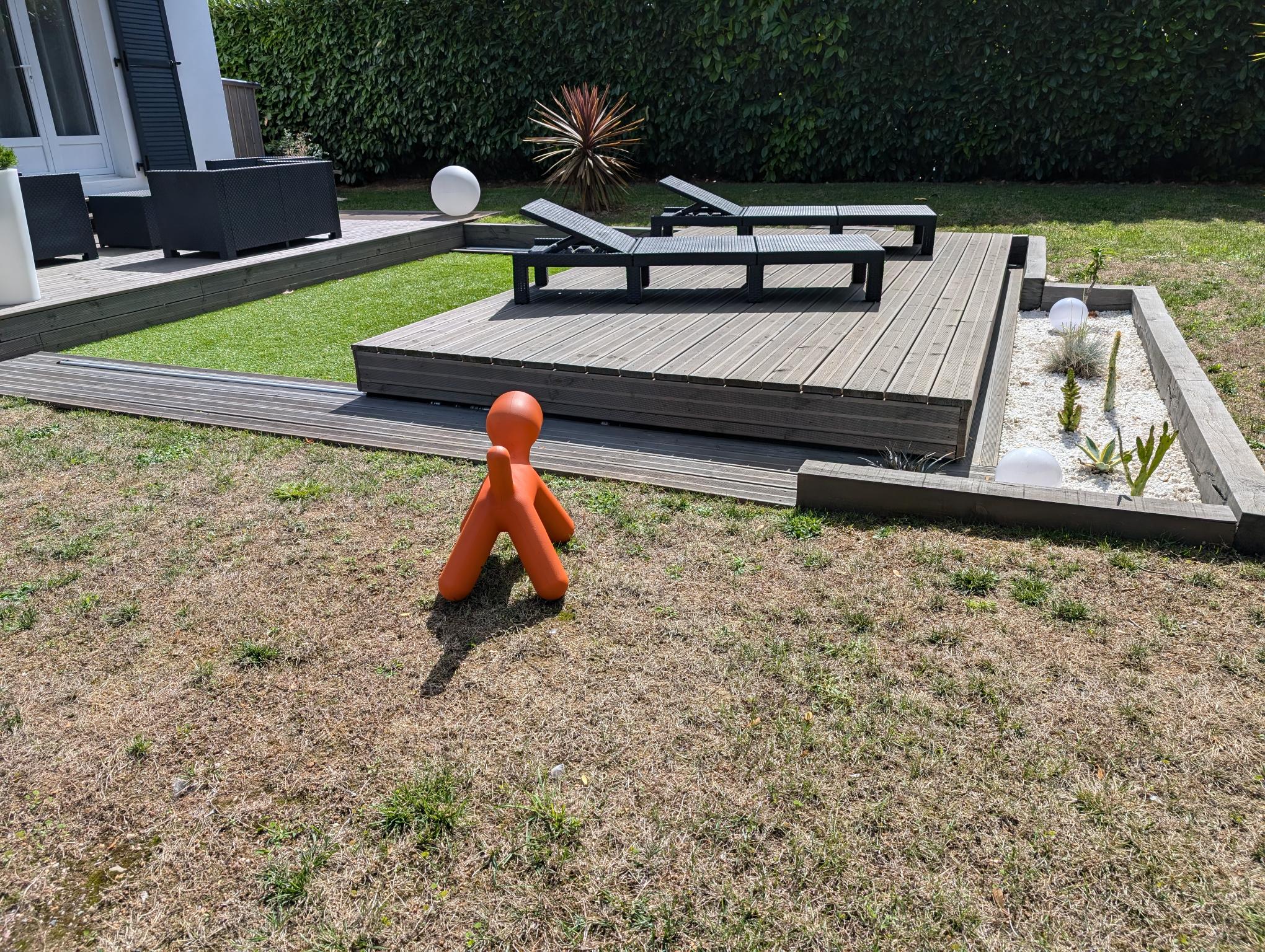 Terrasse mobile fermée au-dessus d'une piscine avec transats